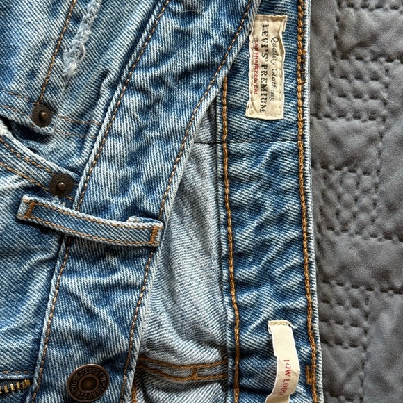 Levi’s - Picture 3 of 5